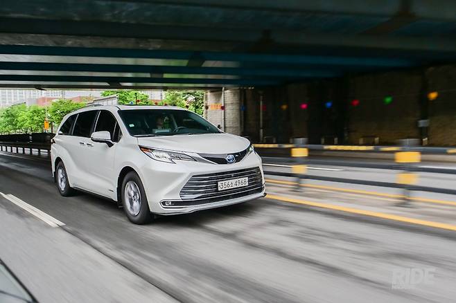 앞 맥퍼슨 스트럿, 뒤 더블 위시본 구성의 서스펜션으로 승차감이 우수하다.