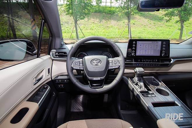 스티어링 휠 오른쪽 스포크에 ADAS 기능을 작동시키는 버튼들이 배치되어 있다.