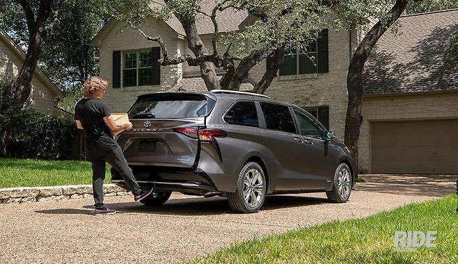 트렁크 뿐 아니라 슬라이드 도어까지 자동으로 열리는 기능을 탑재해 편의성을 높였다.