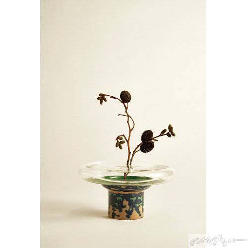 노을이 드리운 낙동강의 컬러를 3가지 컬러로 해석한 후 일곱 번의 옻칠로 마감한 화기. 물감이 섞인 듯 표현한 컬러의 조화가 아름답다. 190×110×190mm 35만원 본즈.