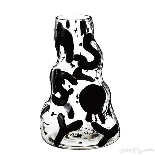 아티스트 스테판 막스가 디자인한 것으로, 사랑이나 사과의 의미를 화병 표면에 레터링했다. 170×250×170mm 2만9천9백원 이케아.