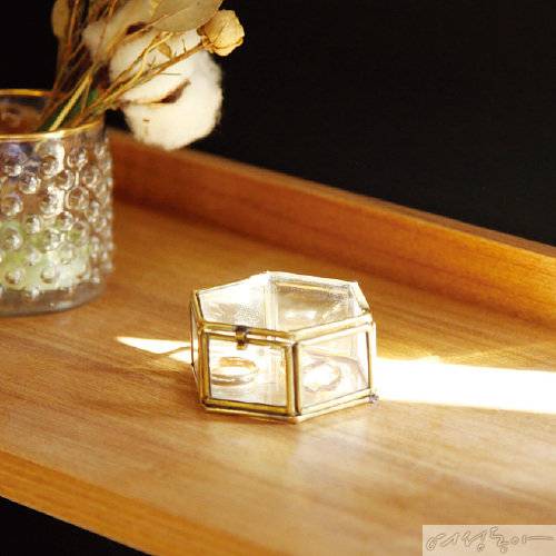 빈티지한 무드의 소품 케이스. 반지, 귀걸이 등 액세서리나 작은 소품을 담아 보관하기 좋다. 85×70×35mm 2만원 마켓엠.