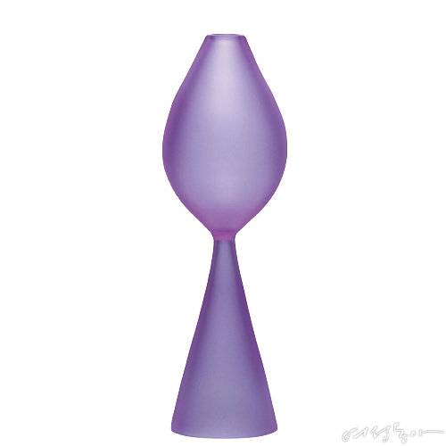 꽃봉오리를 표현한 것으로 한두 송이의 꽃을 꽂기에 알맞은 크기의 화병. 내열 소재인 붕규산 유리를 사용했다. 80×250×80mm 12만5천원 클리어비.