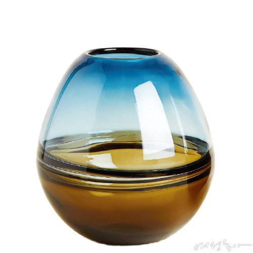 신비로운 투톤 컬러가 이국적인 분위기를 자아내는 틴트 글라스 화병. 200×190×200mm 9만9천원 자라홈.