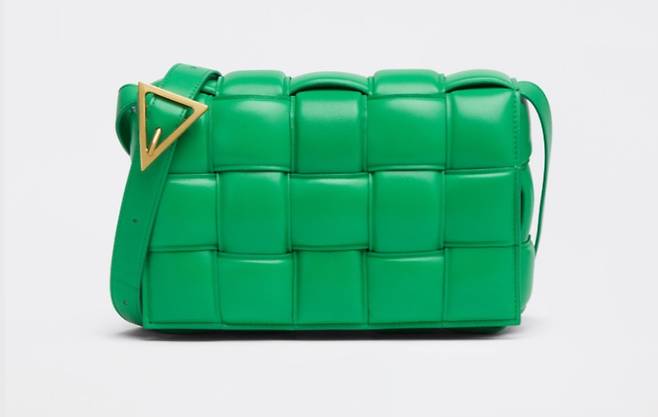 보테가베네타 패딩 카세트 백. /보테가베네타 공식 홈페이지 캡처