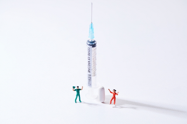 여성은 남성보다 백신으로 인한 항체반응이 더 심하게 나타나며, 부작용도 큰 것으로 보고된다./사진=클립아트코리아