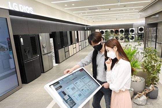 LG전자가 26일부터 LG베스트샵 9개 매장에서 오후 8시 30분부터 자정까지 무인매장을 운영한다. 방문객은 QR코드를 인증한 뒤 매장에 들어가 자유롭게 제품을 체험할 수 있다. [사진 LG전자]