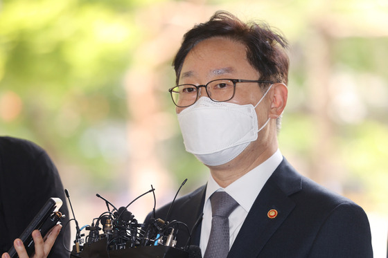 Justice Minister Park Beom-kye answers reporters' questions outside the Seoul Southern District Court in Yangcheon District, western Seoul, on Wednesday. [YONHAP]