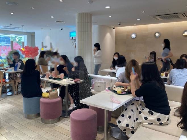 26일 오후 서울 압구정로데오 거리에 위치한 한 디저트 카페 좌석이 모두 꽉 찼다. [사진 촬영=신미진 기자]