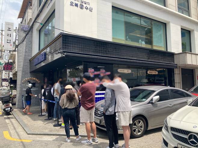 26일 오후 서울 압구정로데오에 위치한 음식점 앞 대기줄. [사진 촬영=신미진 기자]