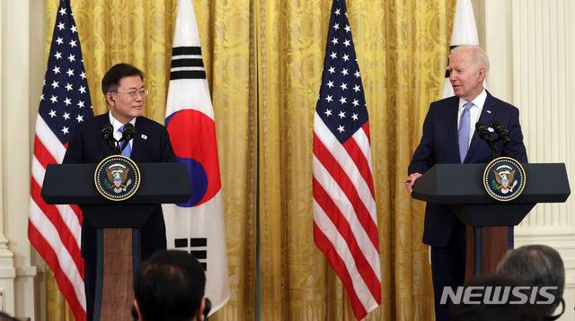 [워싱턴=뉴시스]추상철 기자 = 문재인 대통령이 21일 오후(현지시간) 미국 워싱턴 백악관 이스트룸에서 조 바이든 미국 대통령과 공동기자회견을 하고 있다. 2021.05.22. scchoo@newsis.com