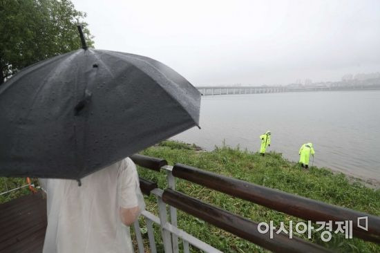 전국에 비가 내린 16일 서울 반포한강공원 수상택시 승강장 인근에서 경찰들이 고 손정민 씨 친구의 휴대전화를 수색하고 있다. /문호남 기자 munonam@