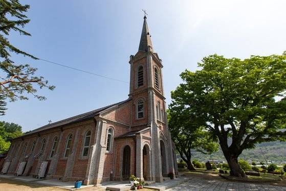 1904년에 설립된 용소막성당. 강원도에서 세번째로 오래된 성당이다. 옆에는 성당보다 오래된 큼직한 느티나무 몇 그루가 있다.