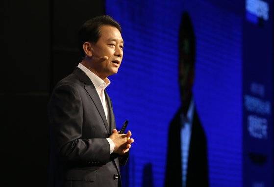 '원조 친노' 더불어민주당 이광재 의원이 27일 오전 서울 여의도 중소기업중앙회 KBIZ홀에서 대통령 출마선언 행사에서 비전발표를 하고 있다. 2021.5.27 오종택 기자