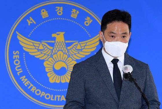 한원횡 서울경찰청 형사과장이 27일 서울 종로구 서울경찰청에서 한강 대학생 사망사고 중간 수사결과를 발표하고 있다. 경찰은 이 자리에서 손 씨 사망 사건에 대해 "현재까지 변사자의 사망이 범죄와 관련된 정황은 확인되지 않고 있다"고 발표했다. 뉴스1