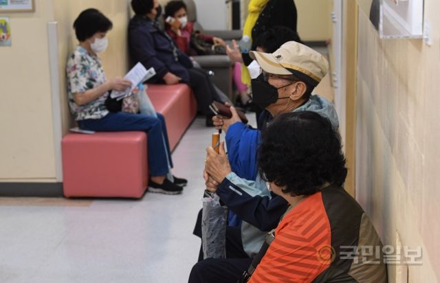 27일 서울 양천구 목동힘찬병원에서 AZ백신 접종을 예약한 시민들이 대기하고 있다.