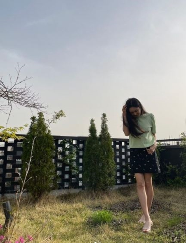 Actor Choo Ja-hyun Han Ji-min Han Hyo-joo boasted a grand meat unityChoo Ja-hyun posted two photos on his personal instagram on May 27 with an article entitled Lets have a Meat here later, kids.The photo shows Choo Ja-hyun stepping on the grass on his agencys Rooftop, which attracts attention with its unique clean and intelligent atmosphere.In another photo, he is laughing brightly with a relaxed time.Actor Han Ji-min and Han Hyo-joo, who saw this, responded with a comment saying Yes! And Oh yeah!Meanwhile, Choo Ja-hyun appears in JTBCs new drama, Green Sams Club.Green Mothers Sams Club draws a dangerous network of elementary school community members and local parents represented by green mothers.Choo Ja-hyun plays Chun Hee, the highest nuclear mother, who is ranked first in the rankings, both by beauty and information among parents.