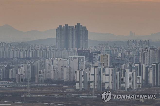 경기도 파주시 접경지역에서 바라본 운정신도시와 일산 신도시 아파트 모습 [연합뉴스 자료사진]