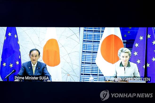 스가 요시히데(菅義偉) 일본 총리(왼쪽)와 우르줄라 폰데어라이엔 유럽연합(EU) 집행위원장이 27일(현지시간) 화상 정상 회의에 참여하고 있다. [로이터=연합뉴스]