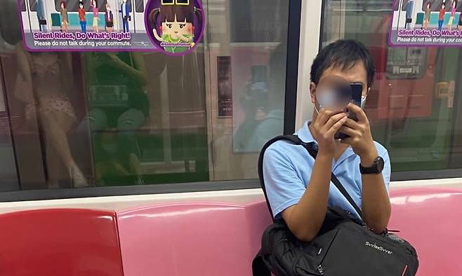 지난 17일 싱가포르의 한 여성이 지하철을 타고 가던 중 맞은편에 앉은 남성에게서 수상함을 느끼고 휴대전화를 확인한 결과 불법 촬영을 하고 있었다고 전했다. (트위터 cathariiine 갈무리) © 뉴스1