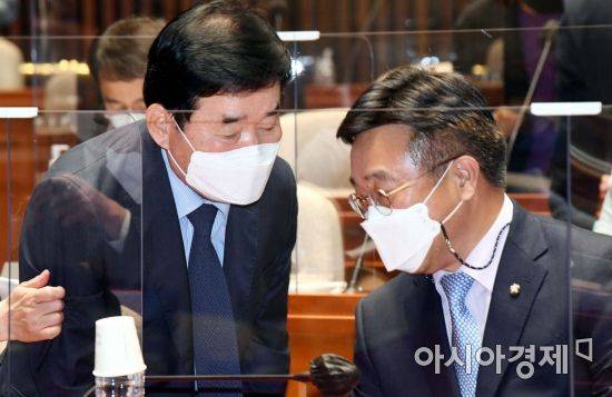 윤호중 더불어민주당 원내대표와 김진표 부동산특위 위원장이 27일 국회에서 열린 부동산 관련 정책의원총회에서 참석, 이야기를 나누고 있다./윤동주 기자 doso7@