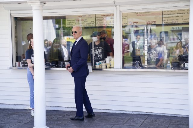 지폐를 든 멋쟁이 할아버지가 아이스크림 가게에 서 있습니다. 그는 바로 조 바이든 미국 대통령. AP 뉴시스