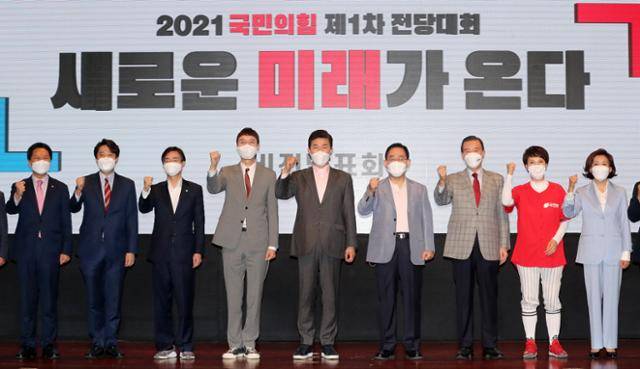 국민의힘 당대표 선거에 출마한 나경원(오른쪽부터), 김은혜, 홍문표, 주호영, 윤영석, 김웅, 조경태, 이준석 후보와 김기현 당대표 권한대행이 25일 서울 마포구 누리꿈스퀘에서 열린 '제1차 전당대회 비전발표회-당 대표 및 청년최고위원 후보자'에서 함께 기념촬영을 하고 있다. 국회사진기자단