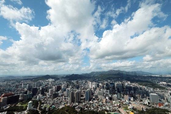 남산에서 본 서울 도심. 시가지 너머로 북한산~백악산~인왕산~안산으로 이어지는 산줄기가 보인다. [뉴스1]