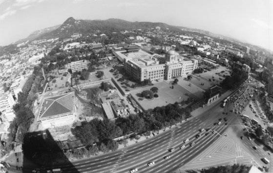 1926년 일제는 10년 공사 끝에 광화문과 경복궁 근정전 사이에 조선총독부 건물을 완공했다. 조선의 맥을 끊겠다는 의도가 깔려있었다. 이 건물은 광복 뒤 미군정청 하지 중장의 집무실로 쓰였다. 이승만 대통령이 취임식을 연 장소이자 제헌국회와 제2대 국회의사당이기도 했다. 박정희 대통령 때는 정부청사로 쓰였다. 1995년 김영삼 대통령은 민족정기 회복을 내세워 이를 철거했다. 그 뒤 경복궁 복원사업이 순차적으로 이루어지고 있다. [중앙포토]