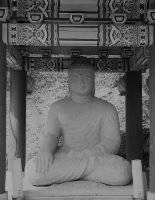 청와대 대통령 관저 뒤편에 있는 작은 불상. 8세기 통일신라시대 석불로 석굴암 본존불과 같은 양식이다. 본래 경주 이거사에 있었는데 일제강점기인 1920년대에 옮겨왔다. 백악산에서 내려오는 강한 기운을 무마해준다는 이야기가 전해진다. [중앙포토]