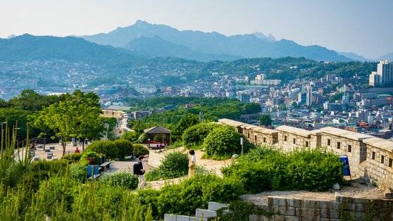 낙산(126m)은 야트막하지만 성곽길에 서면 내사산(백악산·인왕산·남산·낙산)에 안긴 서울이 한눈에 들어온다. 백종현 기자