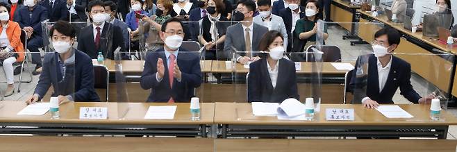 대구에 모인 후보들 이준석, 주호영, 나경원, 조경태 등 국민의힘 당대표 후보들(앞줄 왼쪽부터)이 28일 대구 범어동 국민의힘 경북도당에서 열린 핵심 당직자 간담회에 참석해 나란히 앉아 있다. 연합뉴스