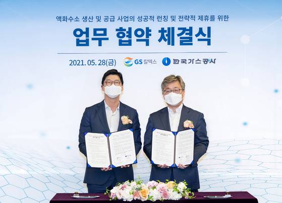 GS Caltex CEO Hur Sae-hong, left, and Korea Gas Corporation CEO Chae Hee-bong pose for a photo Friday after signing a memorandum of understanding on their partnership in the liquid hydrogen business. [GS CALTEX]