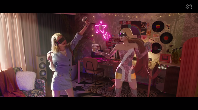 액션 게임을 즐기는 에스파 멤버 윈터(왼쪽)와 그의 아바타인 아이-윈터.