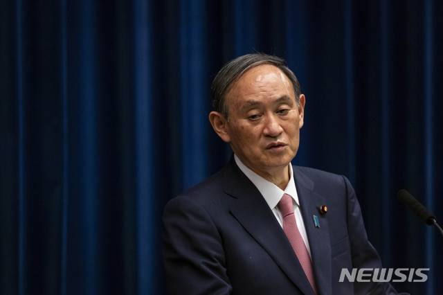[도쿄=AP/뉴시스]지난 14일 스가 요시히데 일본 총리가 총리 관저에서 기자회견을 하고 있다. 2021.05.28.