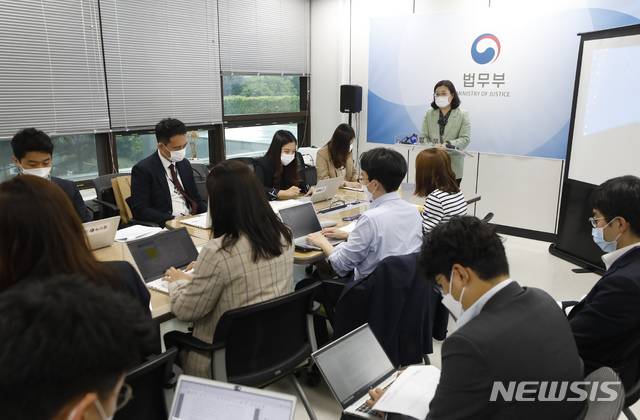[서울=뉴시스]고승민 기자 =  송소영 법무부 국적과장이 28일 서울고등검찰청 의정관에서 국적법 개정안 논란 관련 기자설명회를 하고 있다. 2021.05.28. kkssmm99@newsis.com