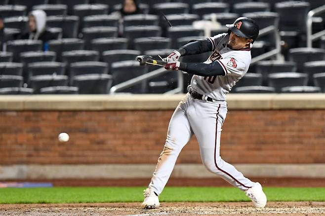 애리조나 다이아몬드백스의 3루수 조쉬 로자스가 뉴욕 메츠와의 경기에서 7회 배트가 부서지는 타격을 하고 있다. USA TODAY Sports