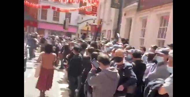 런던 차이나타운에서 백신 접종을 기다리는 중국인들 [@mark28c1 트위터 캡처. 재판매 및 DB 금지]
