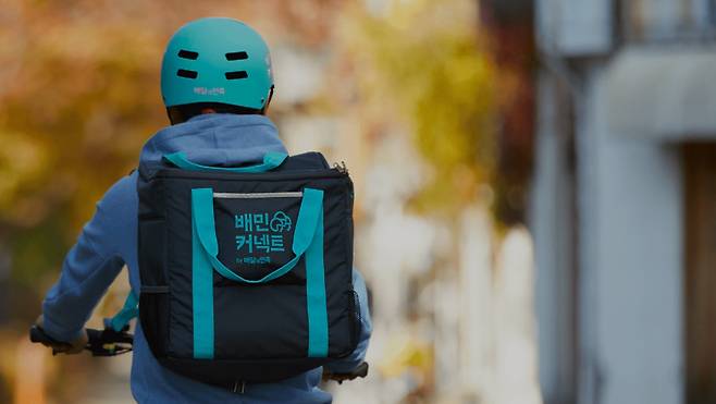 배민 커넥트가 배달 가방을 매고 배달 업무를 수행하고 있다. [배민커넥트 홈페이지 캡처]