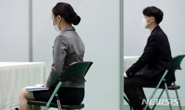 [서울=뉴시스] 이영환 기자 = 27일 오후 서울 성동구 덕수고등학교 강당에서 열린 덕수고등학교 동문기업 취업박람회에서 학생들이 현장 면접을 보고 있다.  2020.10.27. 20hwan@newsis.com