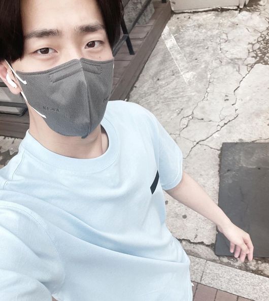 Actor Nam Yoon-su told me how he felt about I live alone.On the morning of the 29th, Nam Yoon-su posted a self-portrait on his personal SNS, saying, It is a picture taken secretly while taking I Live Alone.Nam Yoon-su said, Thank you so much for your fun on the air today. Thank you so much for sending me so much good messages.I wanted to show you the tips and tell you where the mart is. I wanted to show you the ordinary life, not Actor Nam Yoon-su I got up to reference and Brushing did it, he added, adding that he laughed.Nam Yoon-su in the photo is a natural figure walking.Nam Yoon-su was happy to fans, showing off his unhidden boyish and cute eyes, even though he covered more than half his face with a mask.Meanwhile, Nam Yoon-su will appear on KBS 2TV Wind Moe scheduled to air this year.Nam Yoon-su SNS