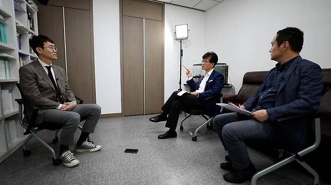 스니커즈에 콤비 정장의 김 의원, 국민의힘 의원의 똑같은 복장에서 벗어나고 싶었다고 한다.