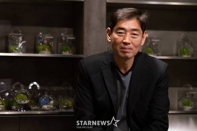 영화 '파이프라인' 유하 감독이 26일 온라인으로 진행된 인터뷰를 위해 포즈를 취하고 있다. /사진제공=메가박스중앙(주)플러스엠, 리틀빅픽처스 2021.05.26 /사진=이동훈 기자 photoguy@