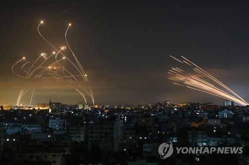 가자지구에서 발사된 로켓포(오른쪽)와 이스라엘의 아이언 돔 미사일(왼쪽) 궤적 [AFP=연합뉴스]