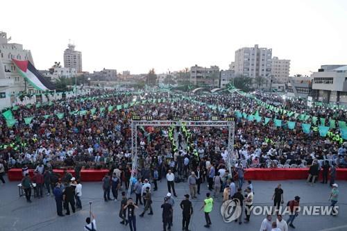 하마스의 군사 퍼레이드에 모인 가자지구 주민들 [AFP=연합뉴스]
