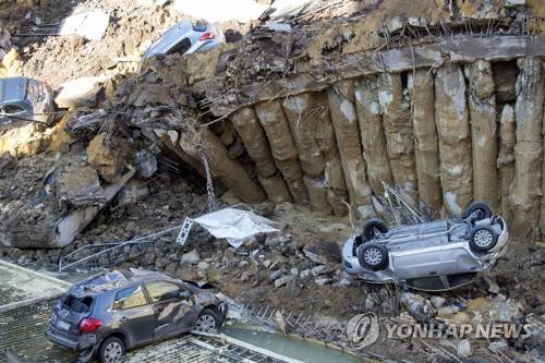 2018년 2월 로마 비아 리비오 안드로니코 지역에서 발생한 거대 싱크홀. [EPA=연합뉴스]
