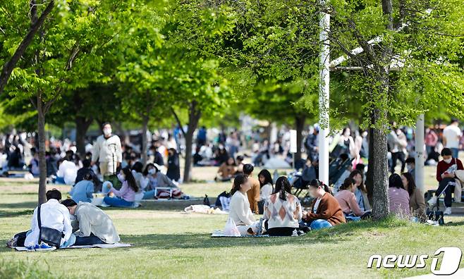 서울 여의도 한강공원에서 시민들이 봄나들이를 하고 있다. 2021.5.2/뉴스1 © News1 안은나 기자