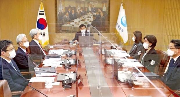 이주열 한국은행 총재(가운데)를 포함해 7명의 위원으로 구성된 금융통화위원회는 1년에 여덟 차례 회의를 열어 기준금리를 결정한다. 기준금리는 신종 코로나바이러스 감염증 사태로 지난해 3월 연 1.25%에서 0.75%, 5월 0.5%로 각각 내려진 이후 계속 현 수준을 유지하고 있다.  한국은행 제공