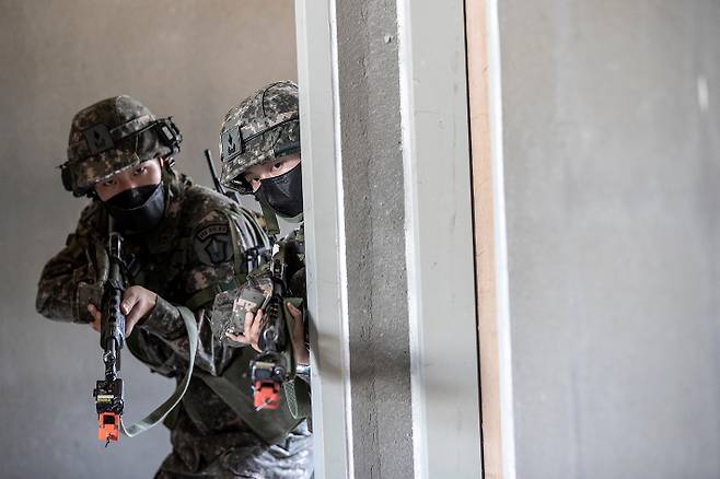 육군 신임 장교 3200여명이 마일즈 장비를 활용해 육군과학화전투훈련단(KCTC)에서 전문대항군과 4일 동안의 전투훈련을 하고 있다. 육군 제공