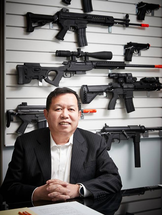 전인범 예비역 중장의 사무실 뒤쪽 벽에 각종 에어소프트건이 진열돼 있다. 전인범 장군 제공